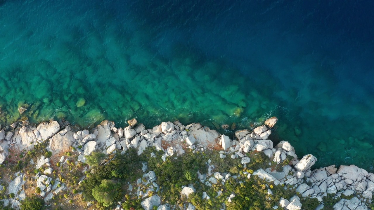 土耳其日出时的岩石海岸，鸟瞰图。在海上度假视频素材