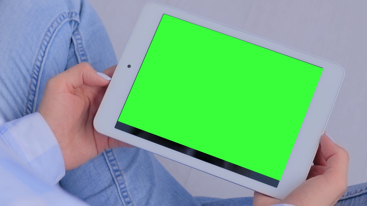 近距离观察:女性使用平板电脑与空白绿色屏幕-色度键的概念视频下载