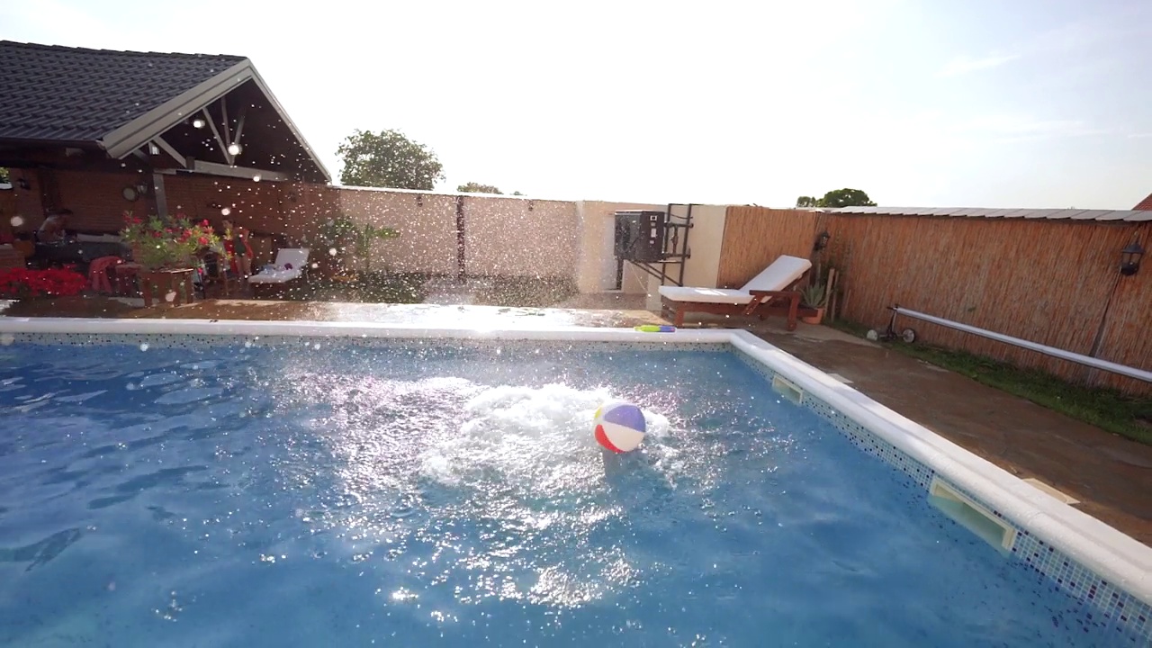 一个年轻人被推入游泳池视频素材