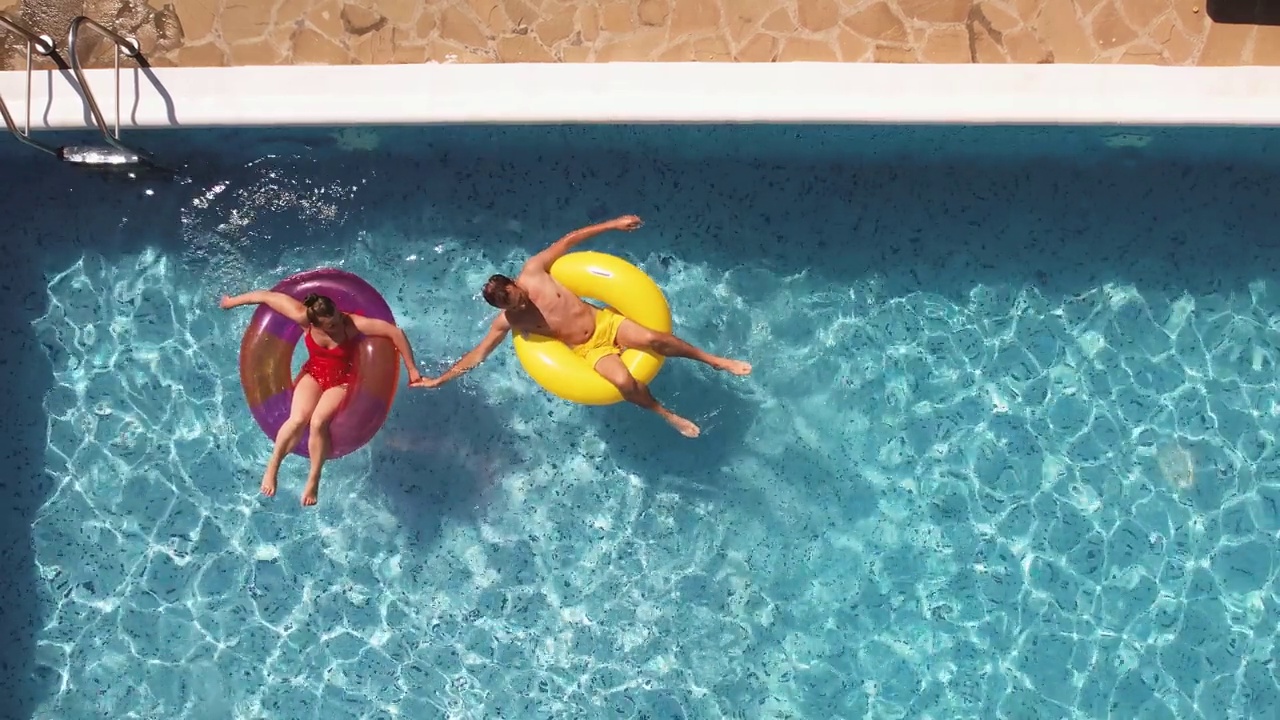 一对情侣在游泳池的浪漫时刻视频下载