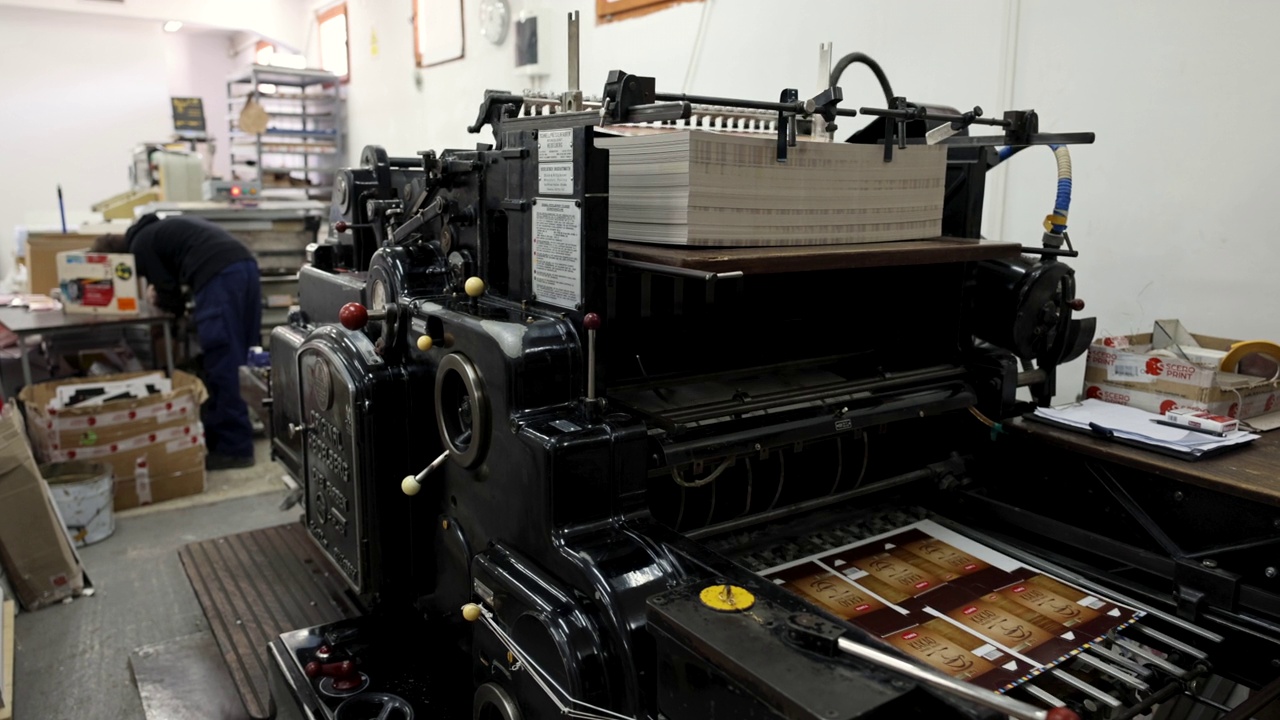 机器自动分拣和堆叠印刷介质，而无法辨认的工人在印刷车间，在后台工作视频下载
