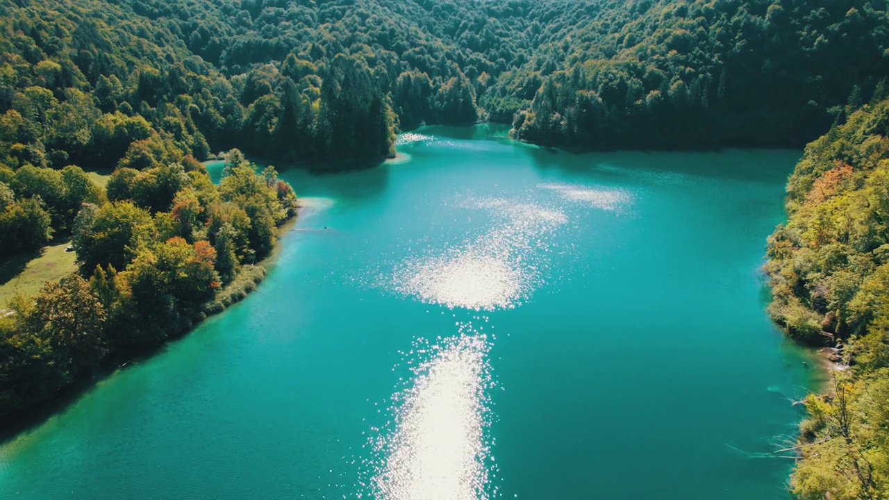 鸟瞰克罗地亚国家公园里的普利特维茨湖，清洁的自然视频下载