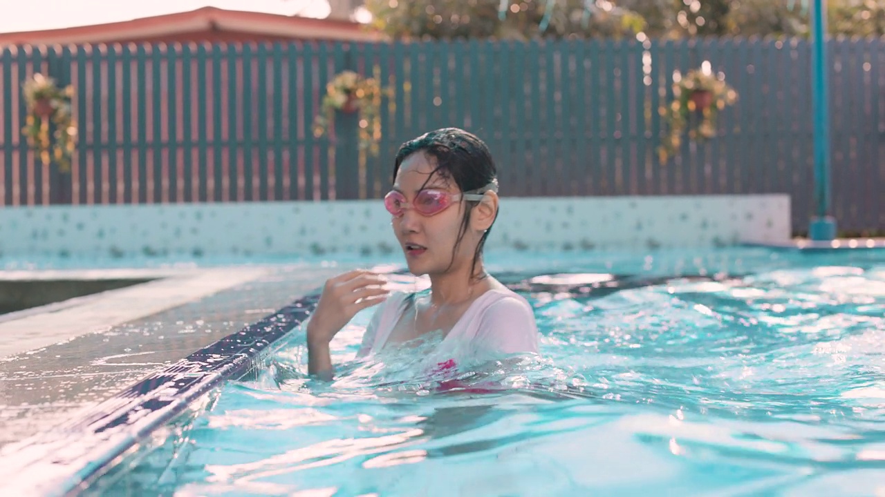 业余亚洲女子游泳在游泳池。自由式游泳视频素材