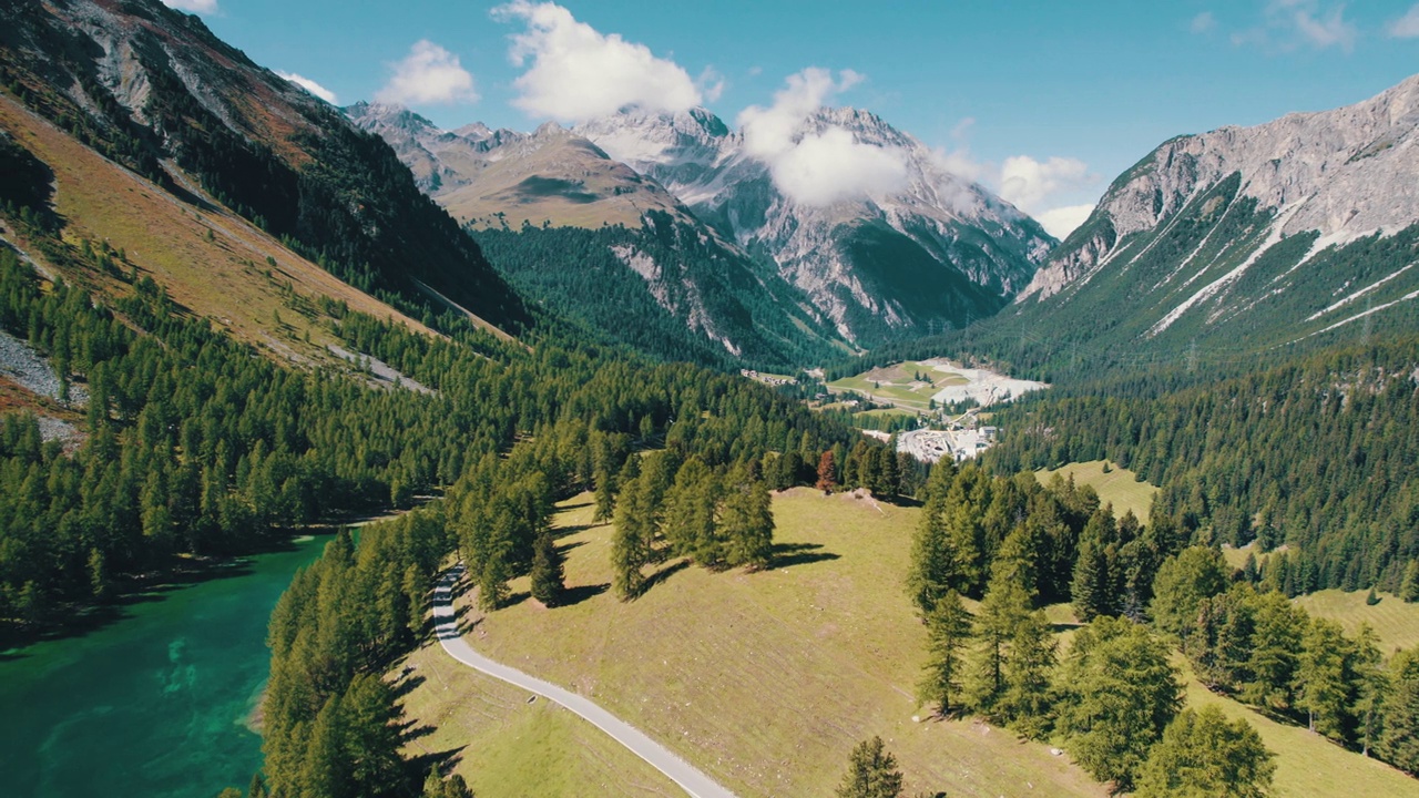 在瑞士阿尔卑斯山Albulapass，鸟瞰山谷与高山Palpuogna湖视频下载