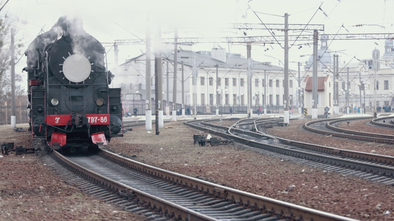 老式黑色蒸汽机车。历史性的火车。车辆机车离开视频下载
