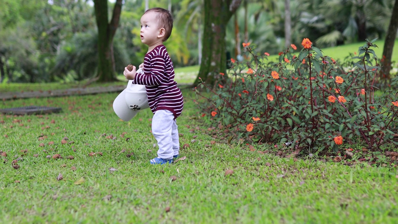 春天，小男孩在草坪上玩耍奔跑视频下载