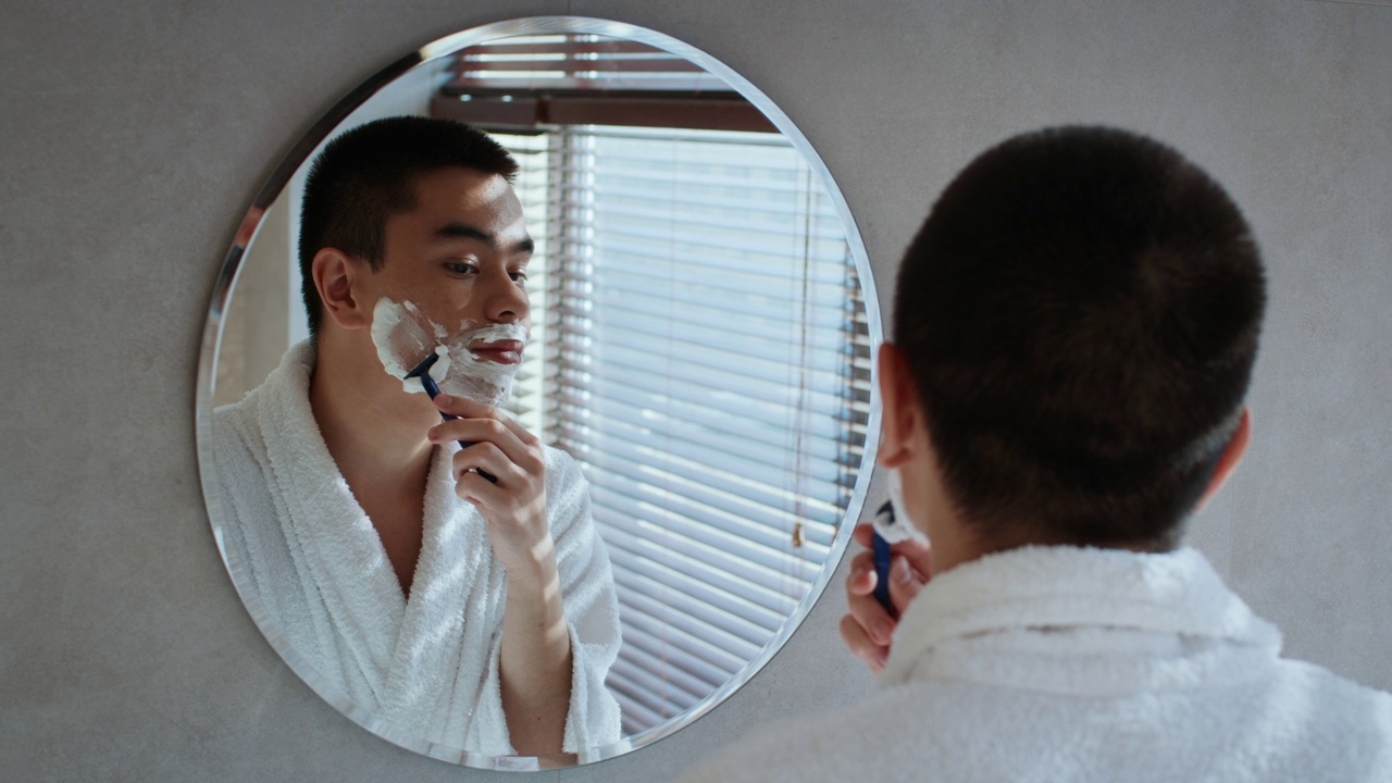 日本男子站在浴室镜子前刮脸视频下载