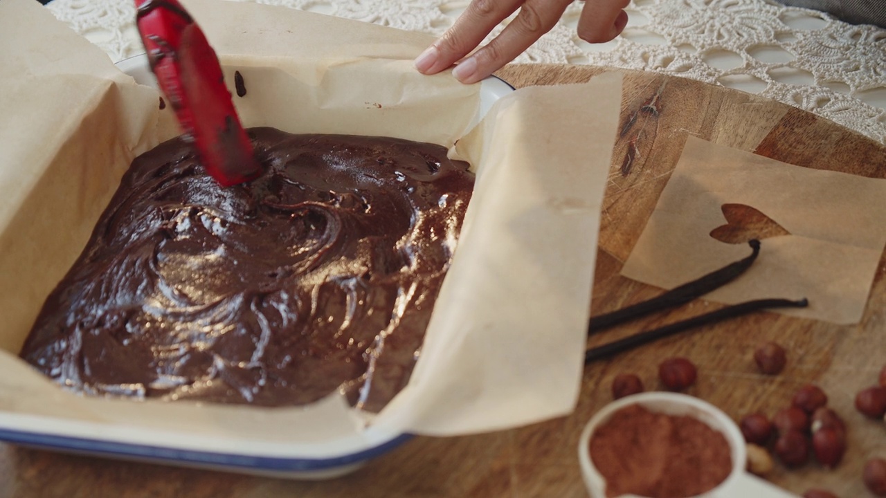 烤巧克力布朗尼的女人视频素材