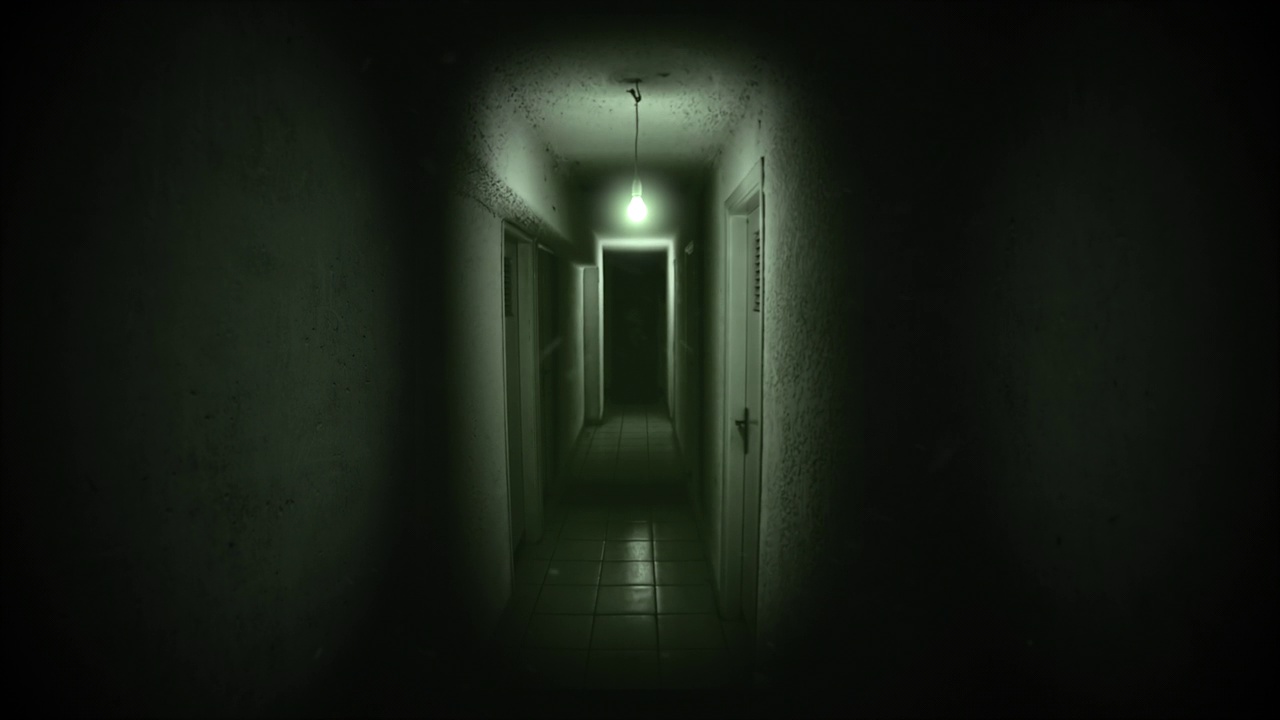 神秘黑暗的酒店大厅与闪光灯视频下载