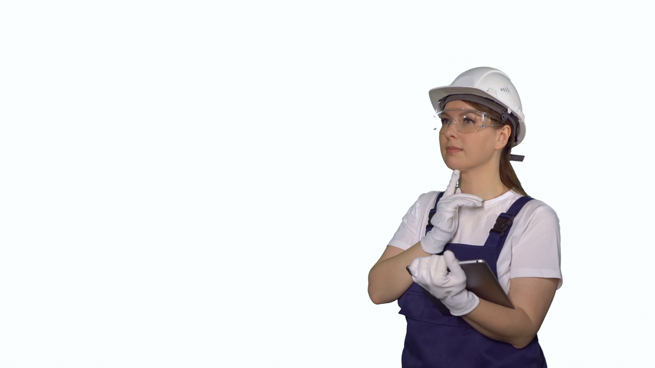 女建筑工人在蓝色的工作服和白色的头盔与平板设备视频素材