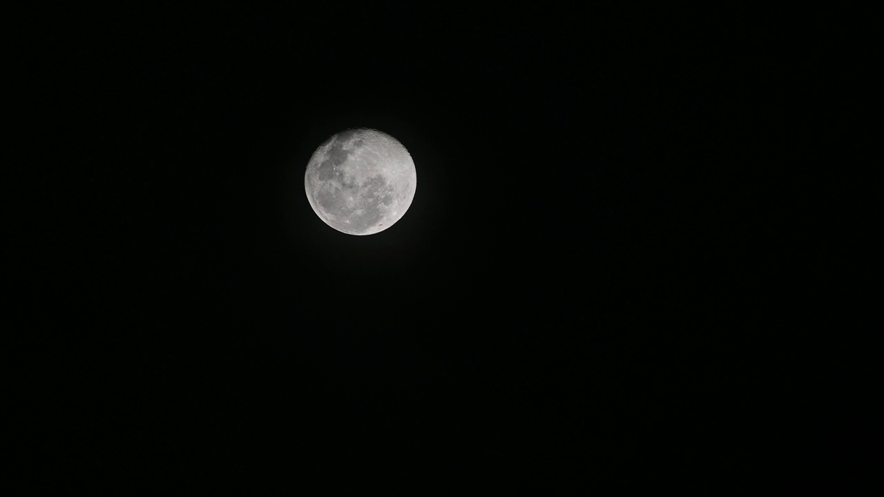 云在月圆时移动，大气看起来神秘而可怕。4 k的视频。视频素材