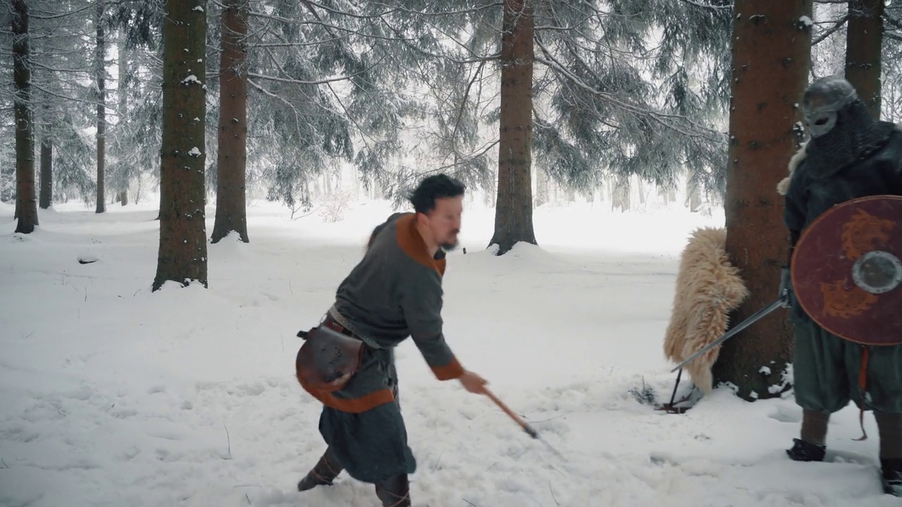 中世纪的战士在冬天的森林里练习狩猎视频素材