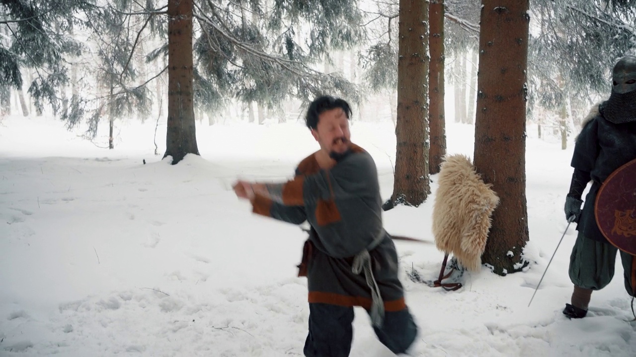 在森林里，中世纪的战士们在练习他们的战斗技能视频素材