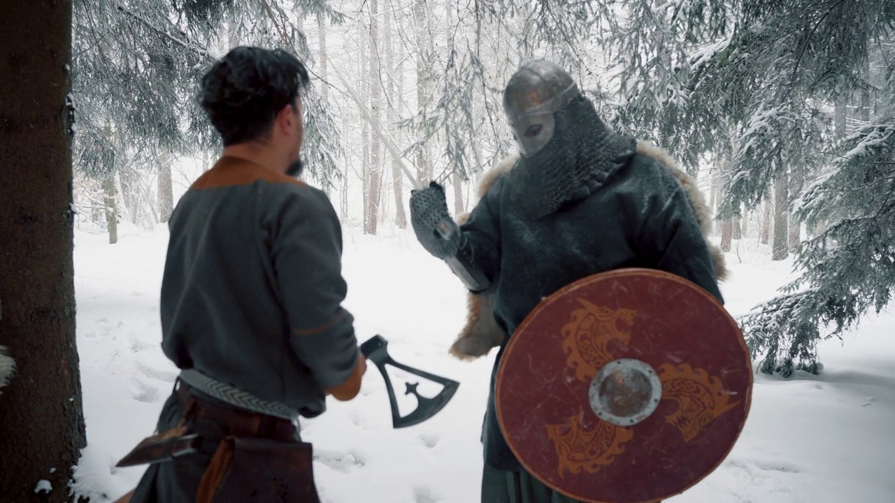 森林里的中世纪武士和认不出来的骑士视频素材