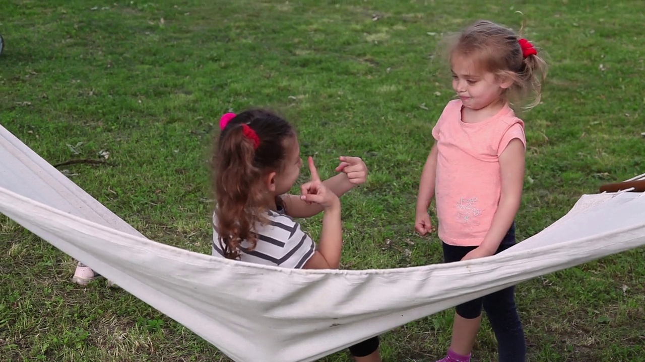 两个小女孩在后院玩耍视频下载