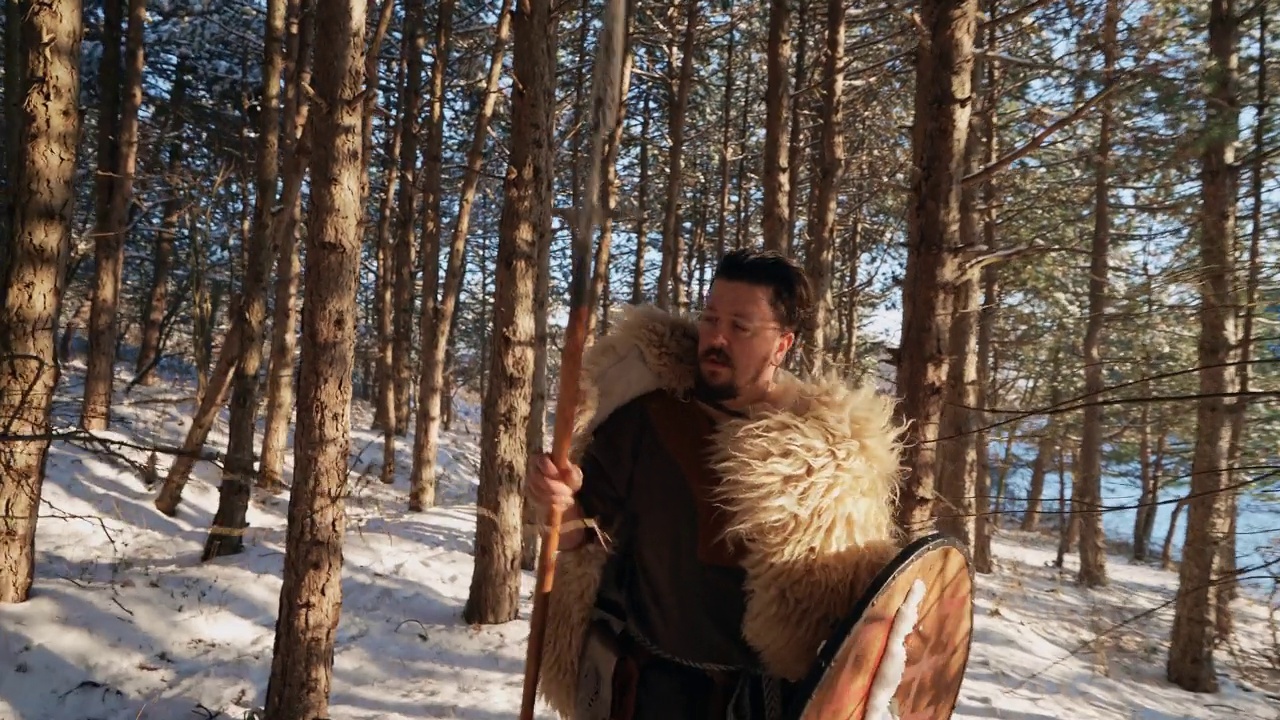 强壮勇敢的中世纪成年武士在森林里视频下载