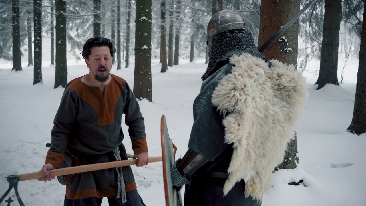 中世纪武士检查骑士的剑和盾视频素材