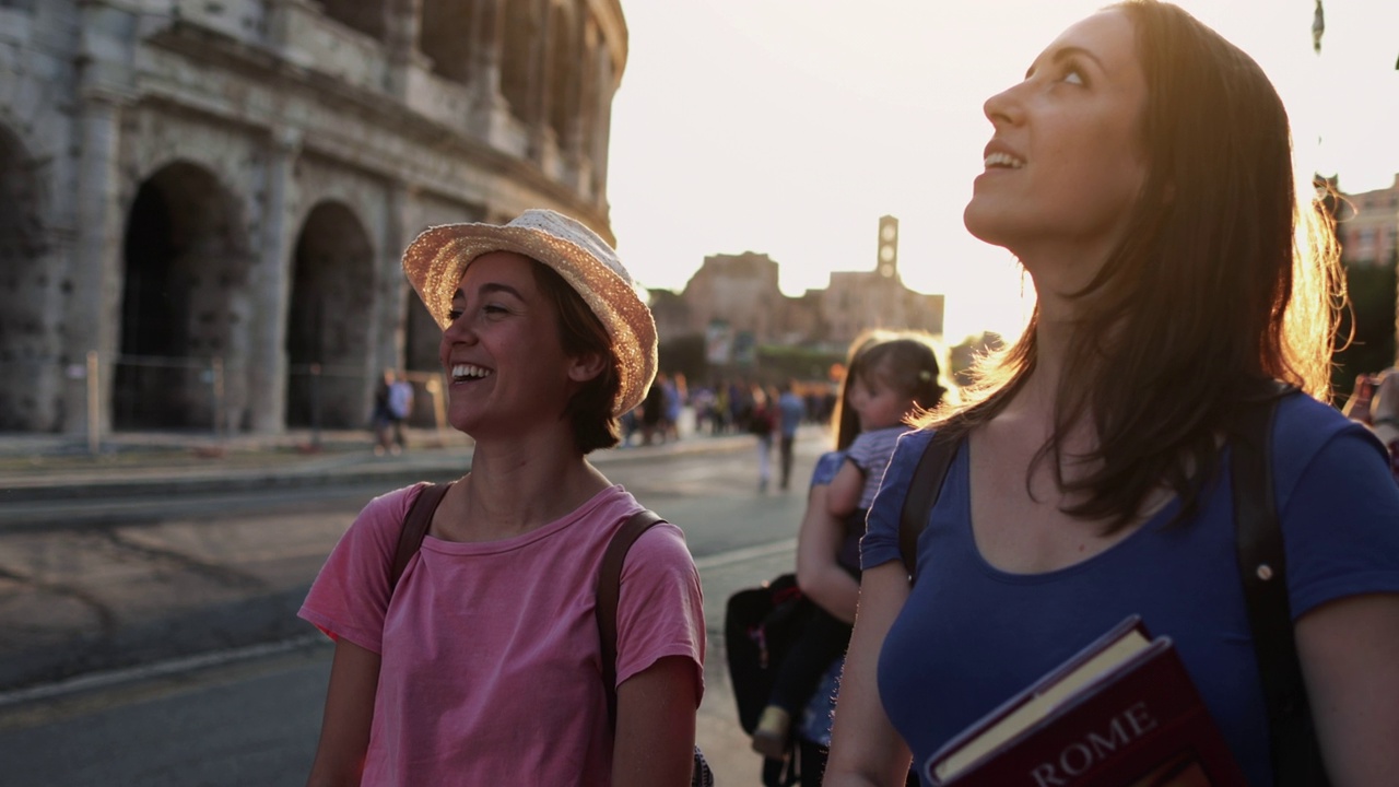 暑假期间，罗马的女游客:在竞技场附近视频下载