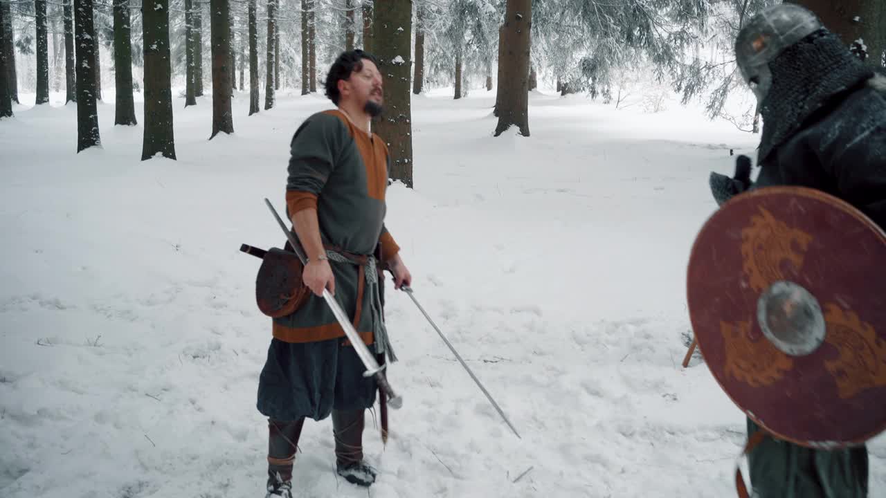 冬天，中世纪的战士们在森林里练习他们的战斗技能视频素材