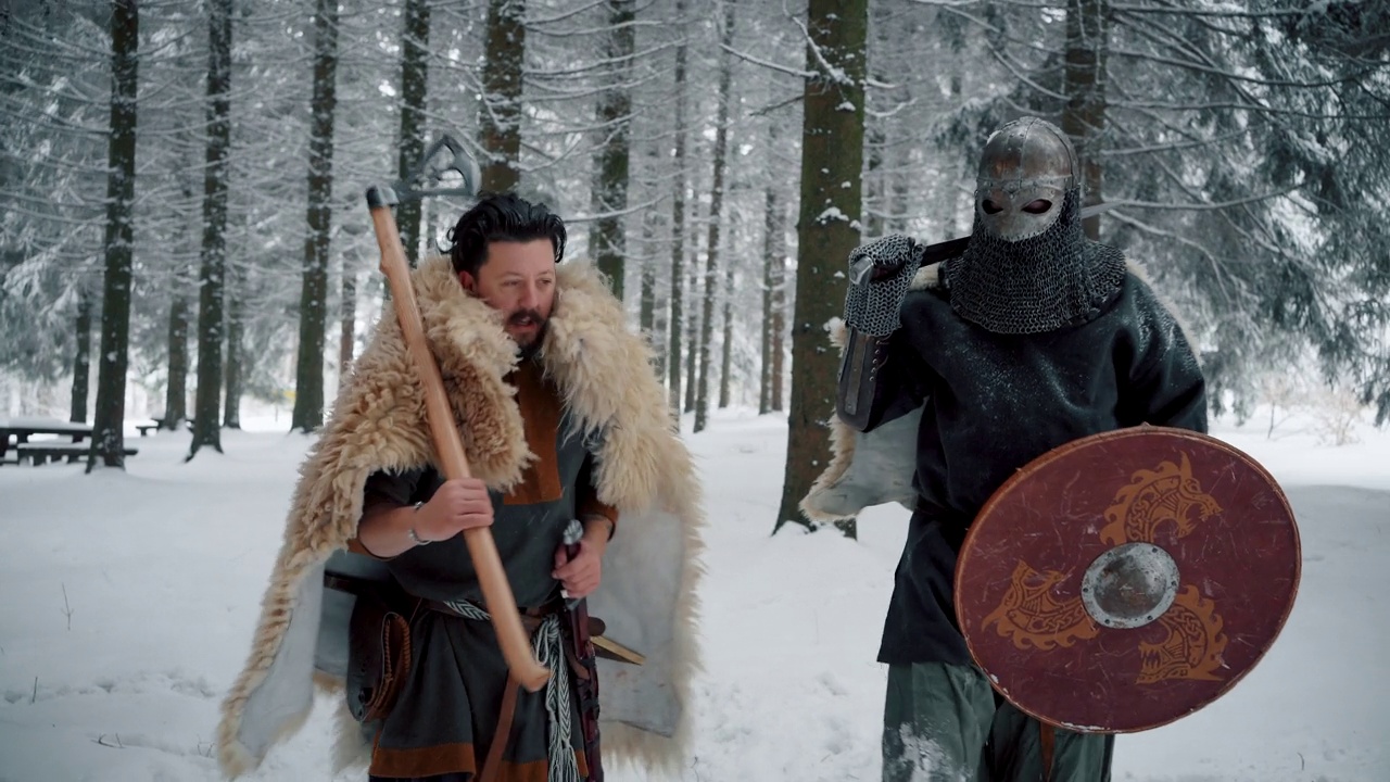在森林里，骑士和中世纪武士边走边聊天视频下载