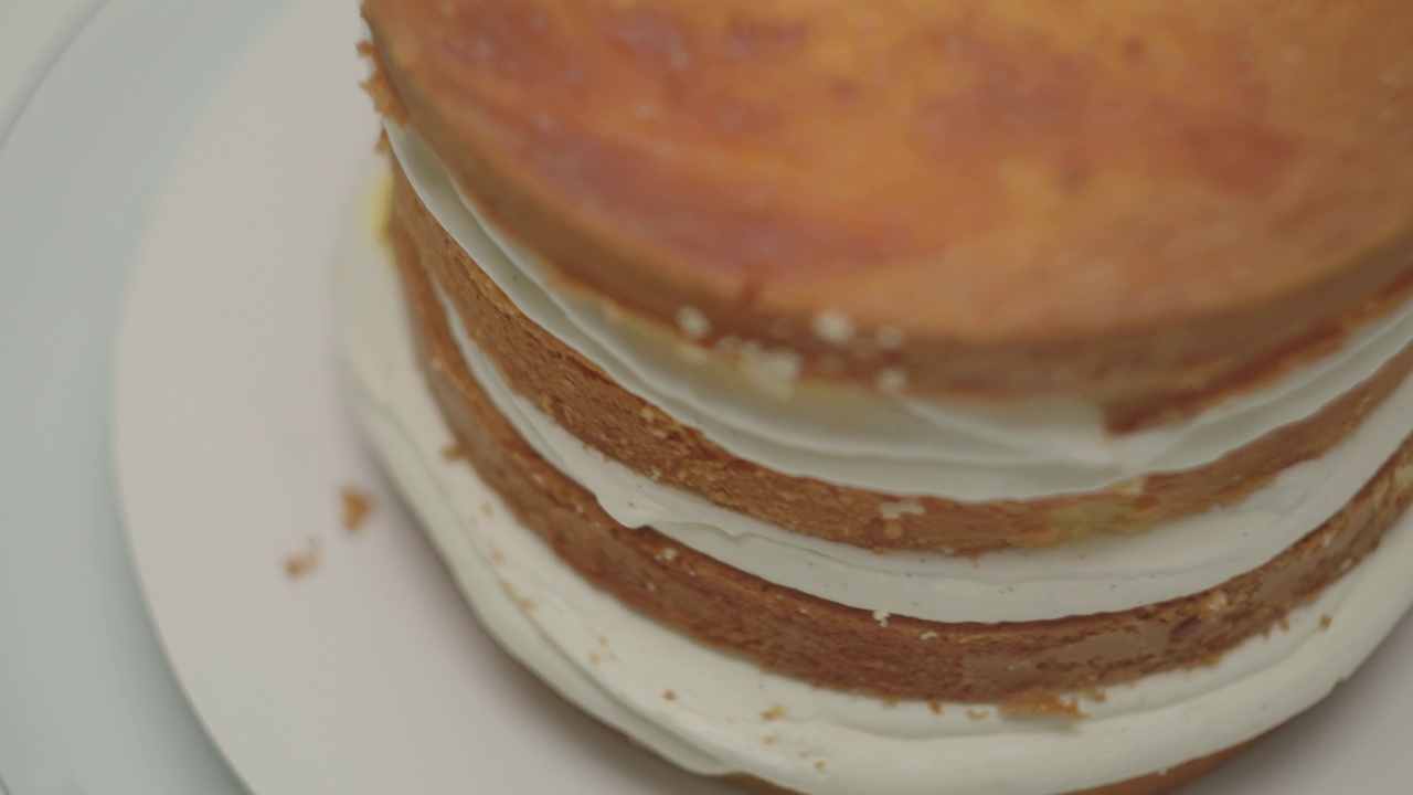 旋转自制四层奶油饼干蛋糕。慢动作的烘焙过程。视频下载