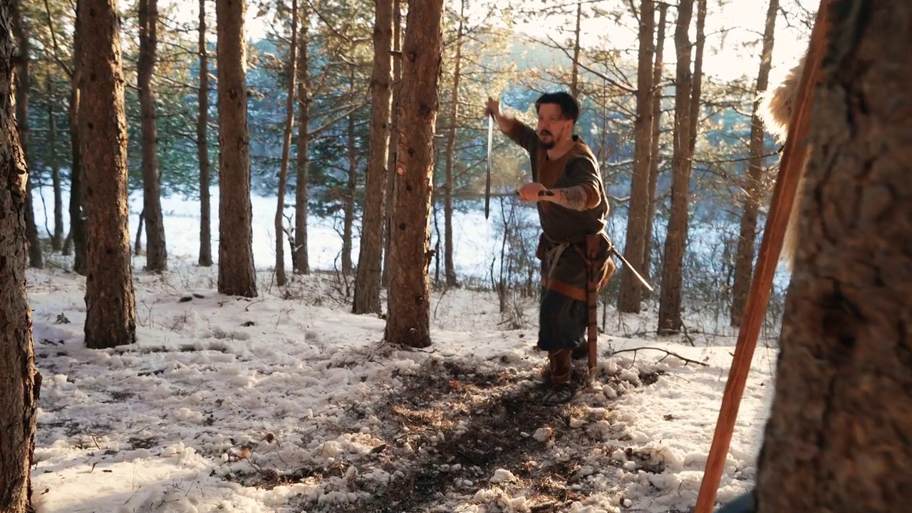 强壮的中世纪武士，用剑练习格斗技巧视频下载