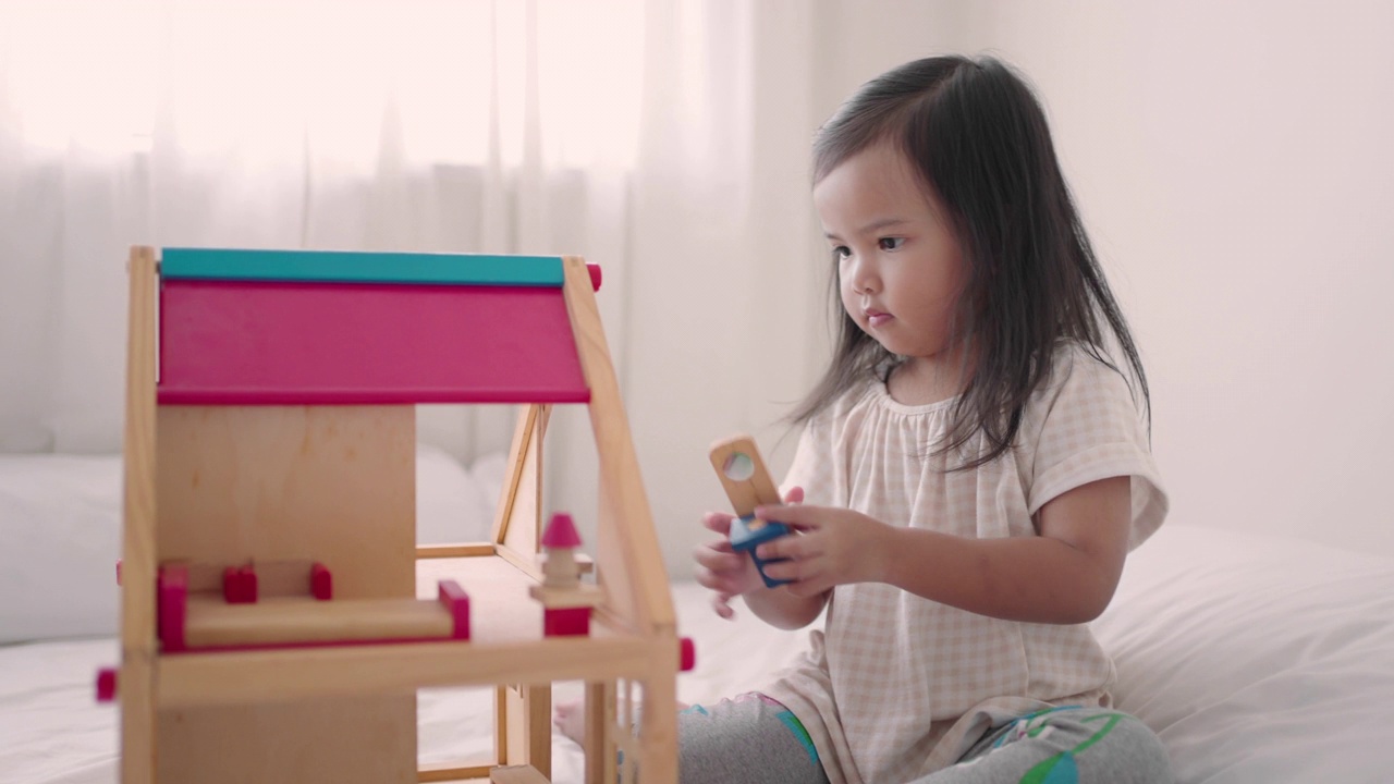 亚洲小女孩在家里玩木房子玩具视频下载