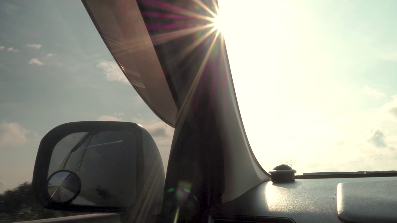 下午，美丽的阳光从一辆行驶的汽车的窗户里照射出来视频下载