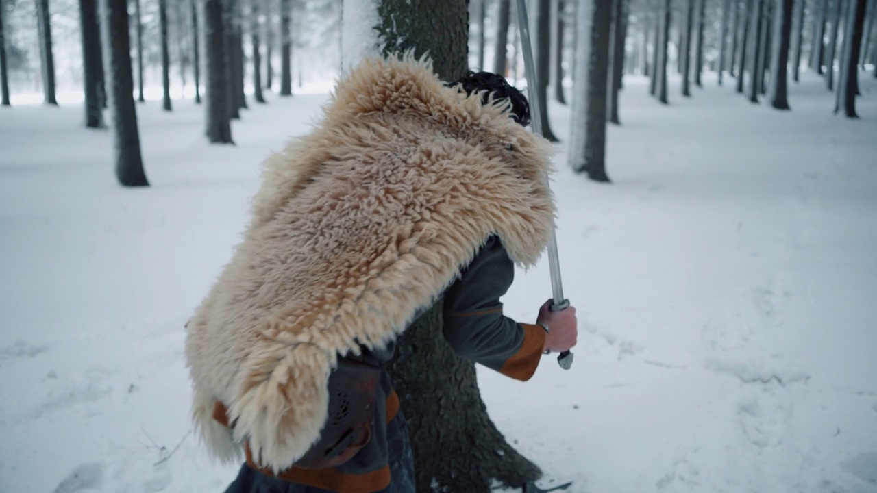 中世纪武士在恐惧中穿过森林躲藏视频素材