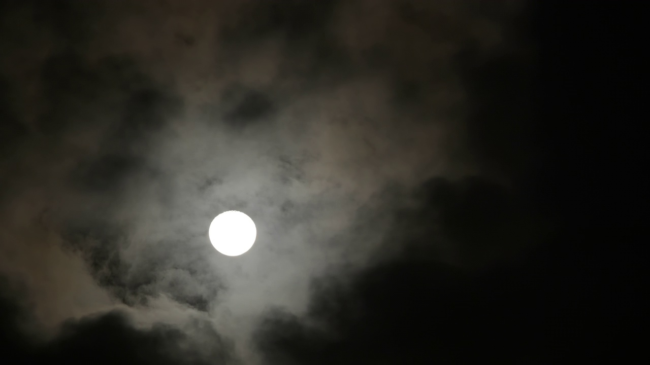 夜晚的月亮和云——天空。视频素材