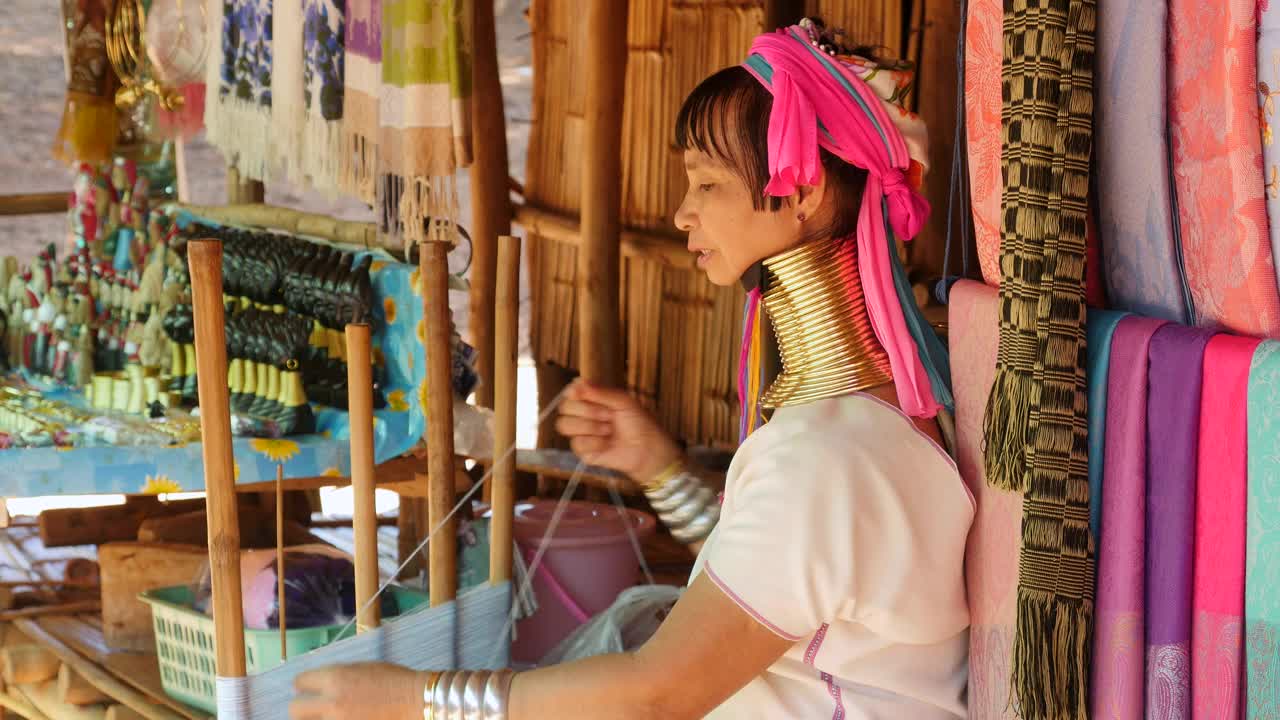 卡伦长脖子的妇女穿着传统的衣服和微笑在清莱附近的山区部落村庄，泰国视频素材