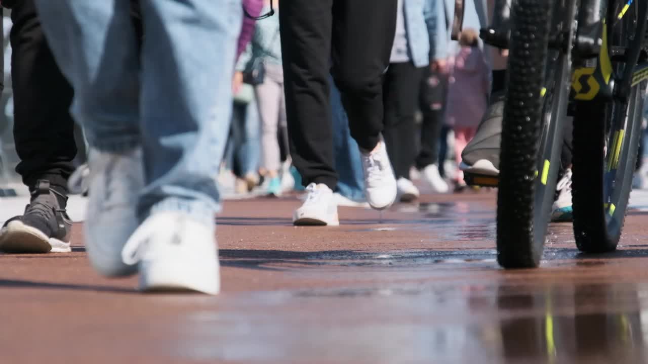 街上人群的腿，人们的脚特写，慢动作视频下载