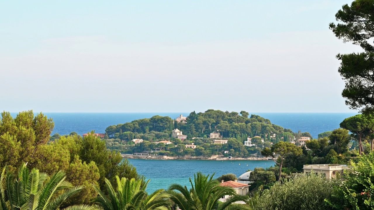 法国，Saint-Jean-Cap-Ferrat的地中海海岸，绿色的山丘，住宅建筑视频素材
