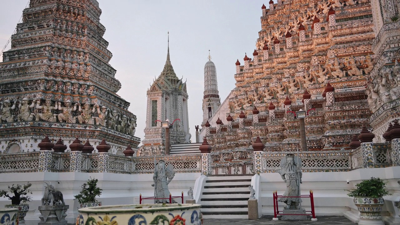 广角视图实时视频建筑最著名的寺庙Wat arun在泰国曼谷视频下载