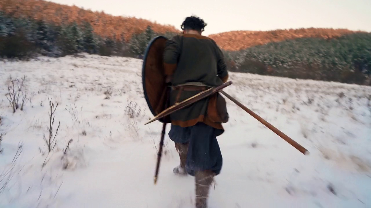无法辨认的中世纪武士从对手或动物的雪地上跑过视频下载
