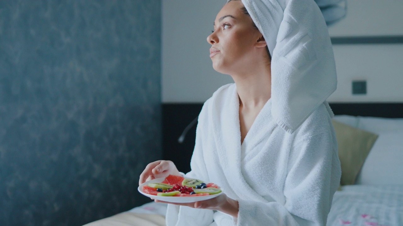 吃水果，享受客房服务早餐的女人视频素材