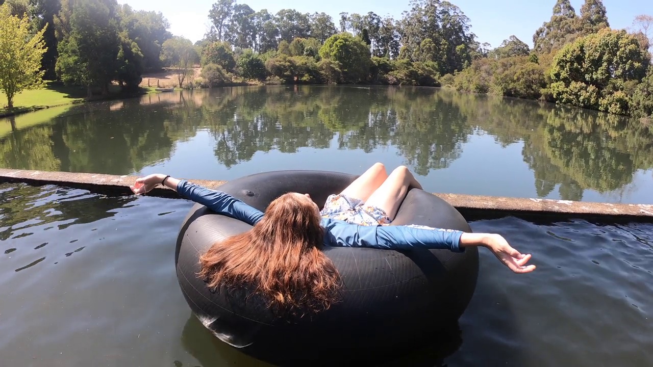 在河上放松的女人视频下载