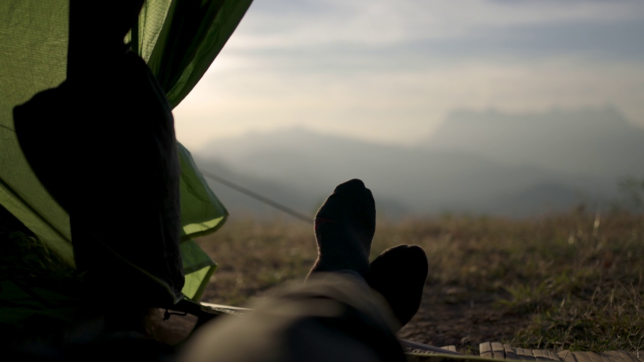 清晨日出时分，徒步旅行者在山上的帐篷里休息视频素材