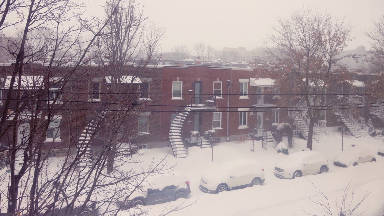 在暴风雪期间，蒙特利尔安格斯地区住宅街道的高架视图视频素材