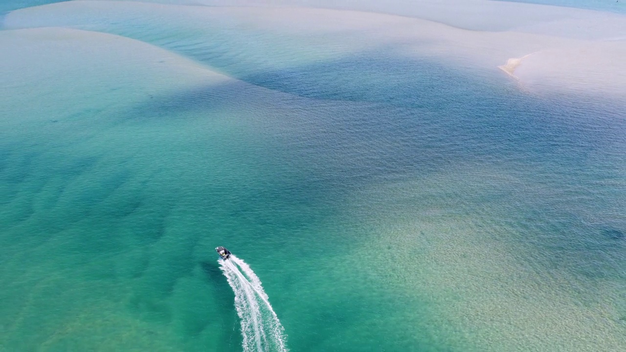 一个美丽的空中/无人机拍摄的原始热带海滩天堂，与水晶清澈的绿松石水遇见雨林。在暑假期间，在澳大利亚阳光海岸的努沙拍摄。拍摄在惊人的4K分辨率视频素材