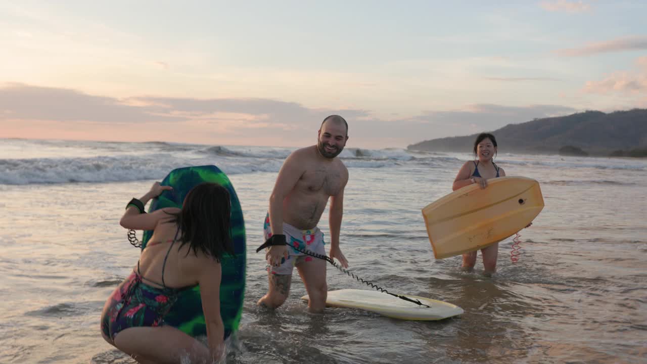 在哥斯达黎加度假的三个朋友玩人体滑板视频素材
