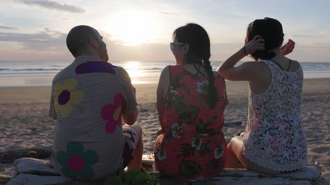 三个朋友在哥斯达黎加的海滩上闲逛视频素材