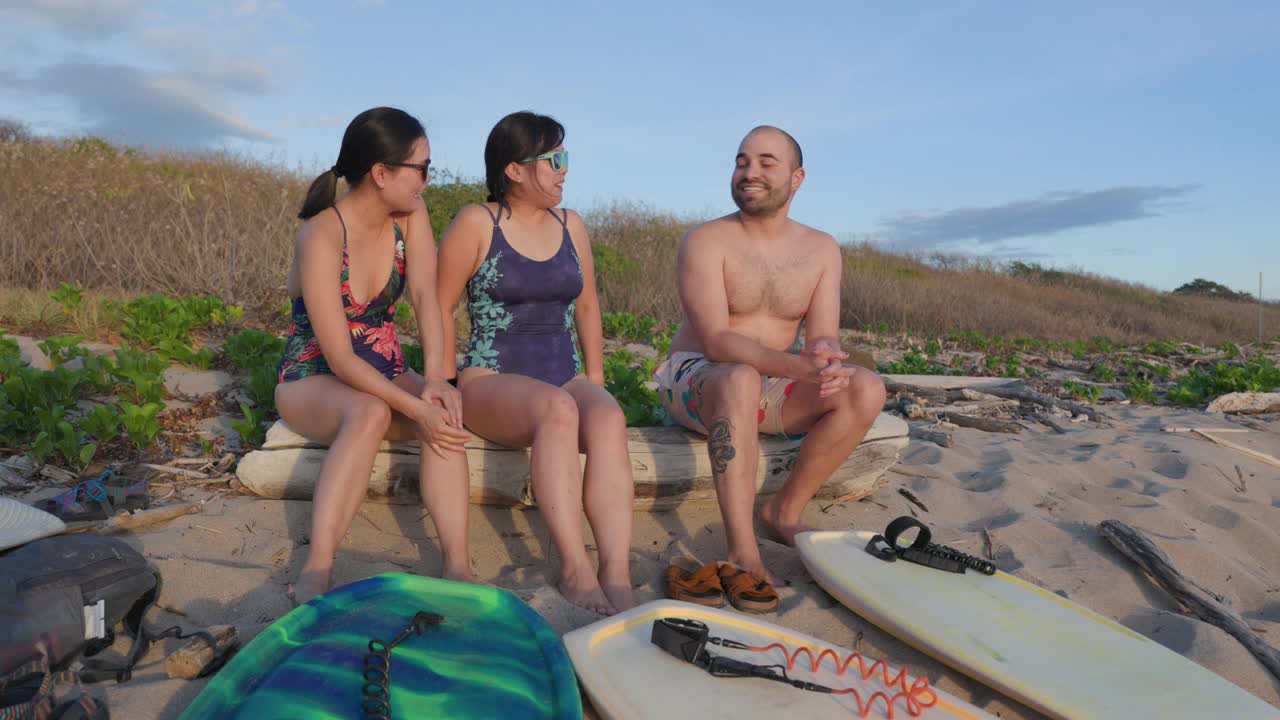 三个朋友在哥斯达黎加的海滩上闲逛视频下载