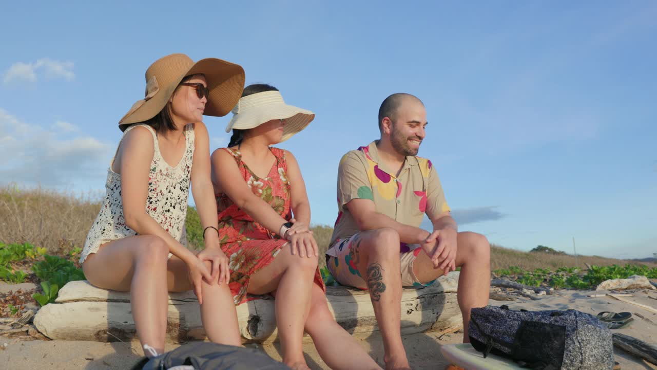 三个朋友在哥斯达黎加的海滩上闲逛视频素材