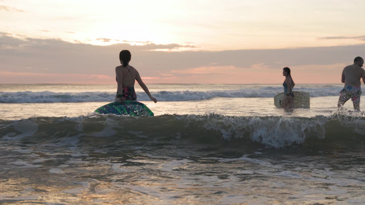 在哥斯达黎加度假的三个朋友玩人体滑板视频素材