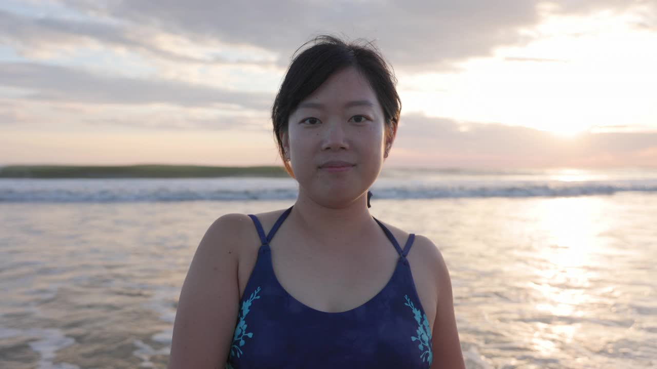 哥斯达黎加海滩上的快乐女人视频素材