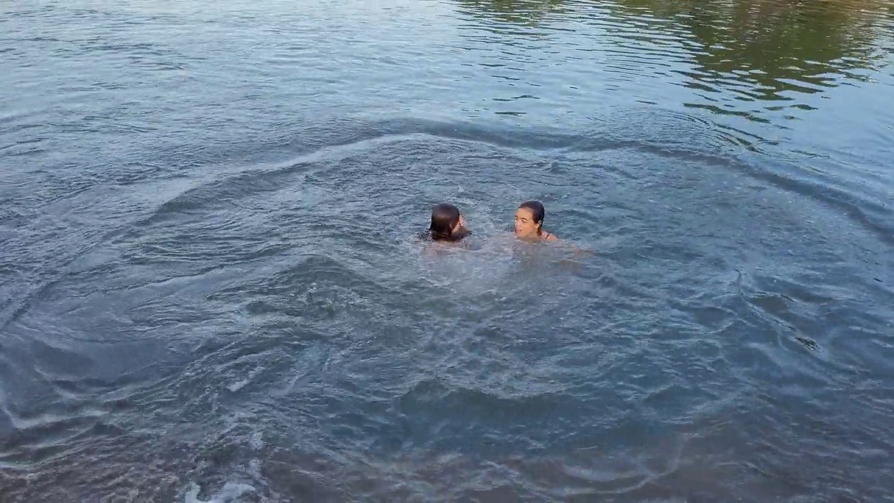 十几岁的女孩在湖里游泳视频素材