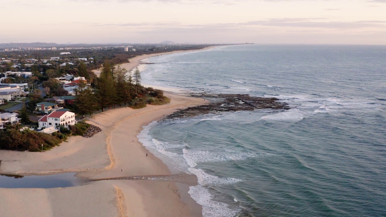一个美丽的空中/无人机拍摄的原始热带海滩天堂，与水晶清澈的绿松石水。拍摄于仲夏时节，澳大利亚阳光海岸的卡特赖特灯塔。拍摄在惊人的4K分辨率视频素材