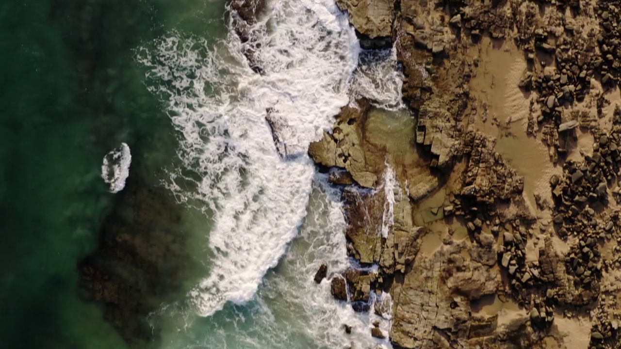 一个美丽的空中/无人机拍摄的原始热带海滩天堂，与水晶清澈的绿松石水。拍摄于仲夏时节，澳大利亚阳光海岸的卡特赖特灯塔。拍摄在惊人的4K分辨率视频素材