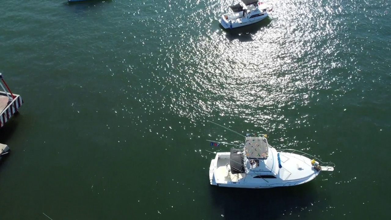 在墨西哥的Zihuatanejo，无人机拍摄了停泊在码头上的不同游艇和船只视频下载
